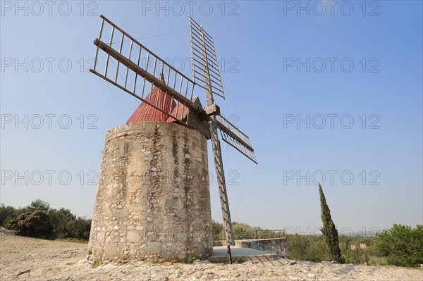 Windmill 'Moulin de Daudet', Fontvieille, Bouches-du-Rhone, Provence-Alpes-Cote d'Azur, South of France, France, Europe