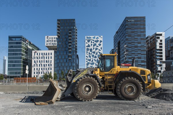 Excavator in front of The Barcode Project Oslo, modern residential and commercial building, Bjorvika neighbourhood, Oslo, Norway, Europe