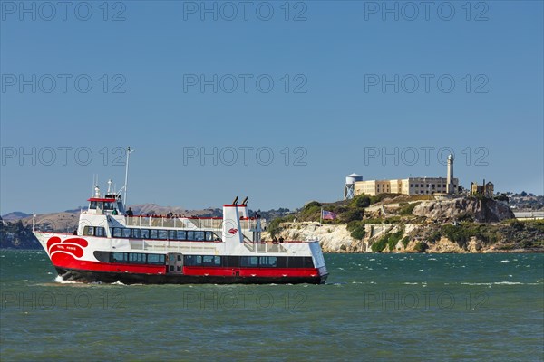 Excursion boat off Alcatraz Island, San Francisco, California, USA, San Francisco, California, USA, North America