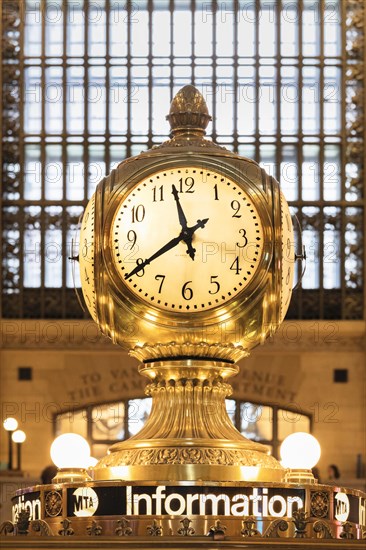 Bronze clock above the information desk, concourse of Grand Central Station, Manhattan, New York City, New York, USA, New York City, New York, USA, North America