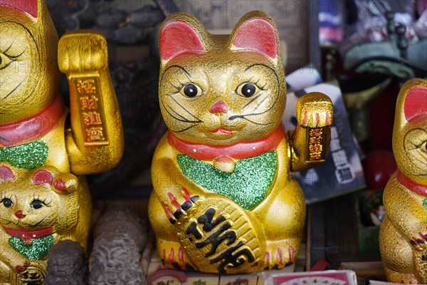 Chongqing, Chongqing Province, souvenirs, stall, on the Yangtze, golden Maneki-neko figures, Japanese lucky charms in the shape of waving cats, Yangtze, Chongqing, Chongqing Province, China, Asia