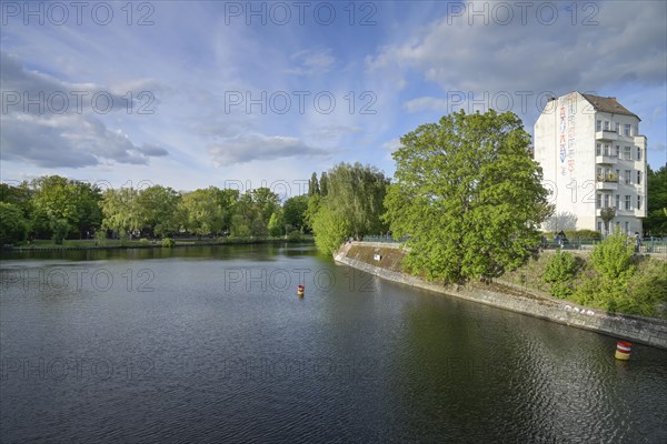 Neukoellner Schifffahrtskanal, Landwehrkanal, Laenderdreieck, Kreuzberg, Treptow, Neukoelln, Berlin, Germany, Europe