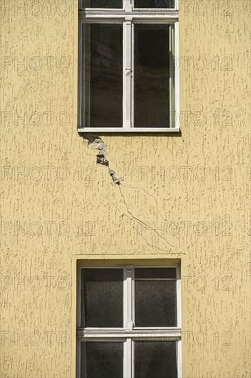 Cracks in the facade, evacuated and closed building, risk of collapse, Goltzstrasse / Grunewaldstrasse, Schoeneberg, Tempelhof-Schoeneberg, Berlin, Germany, Europe