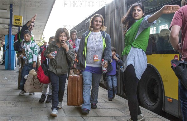 Syrian refugees have arrived at Schoenefeld station on a special train. They are then taken by bus to accommodation in Berlin, 13/09/2015, Schoenefeld, Brandenburg, Germany, Europe