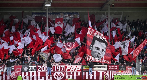 Fan block, fans, fan curve, flags, flags, atmosphere, atmospheric RB Leipzig RBL, Voith-Arena, Heidenheim, Baden-Wuerttemberg, Germany, Europe