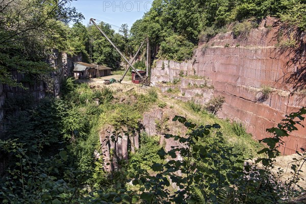 Disused Michelnau quarry, Michelnau tuff, red basalt, red lava, cinder agglomerate, Tertiary volcano, geotope, wooden crane, derrick crane, industrial monument, Michelnau, Vogelsberg Volcanic Region nature park Park, Nidda, Wetterau, Hesse, Germany, Europe