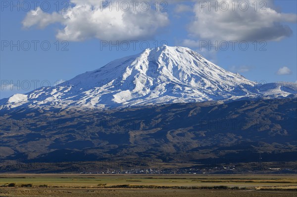 View over the snowcapped Mount Ararat, Dogubayazit, Turkey, Asia