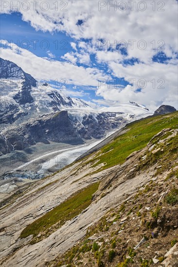 View from Franz Joseph Hoehe into the mountains (Grossglockner) with Pasterze on a sunny day at Hochalpenstrasse, Pinzgau, Salzburg, Austria, Europe