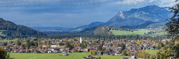 Mountain panorama from south to Oberstdorf, behind it the Gruenten, 1738m, Oberallgaeu, Allgaeu, Bavaria, Germanypa