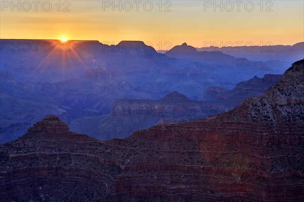 The last rays of sunlight over the Grand Canyon draw dramatic shadows, Grand Canyon National Park, South Rim, North America, USA, South-West, Arizona, North America