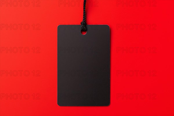 Empty black label tag on red background. KI generiert, generiert, AI generated