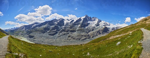 View from Gamsgrubenweg at Franz Joseph Hoehe into the mountains (Grossglockner) with Pasterze on a sunny day at Hochalpenstrasse, Pinzgau, Salzburg, Austria, Europe