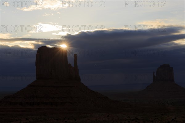 The last light of the sun shines from behind a rock needle and creates a mystical atmosphere, Monument Valley, West Mitten Lefteye flounder, East Mitten Lefteye flounder, Merrick Lefteye flounder, North America, USA, South-West, Utah, North America