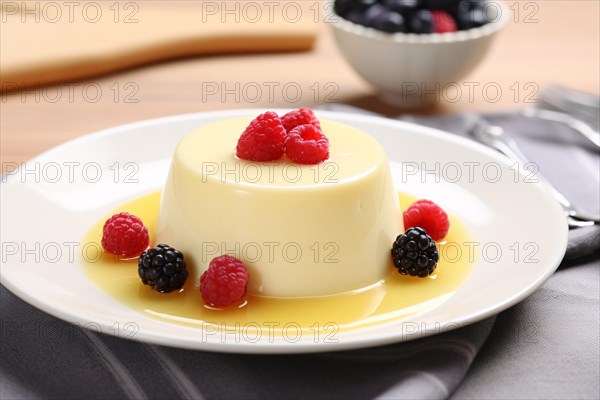 Vanilla pudding with berry fruits and sauce. KI generiert, generiert, AI generated