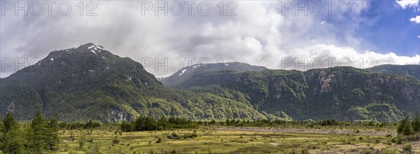 Mountain range along the Rio Ibanez, Carretera Austral, Rio Ibanez, Aysen, Chile, South America