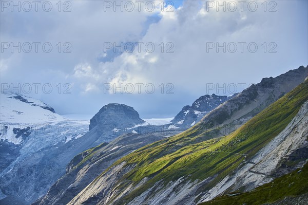 View from Franz Joseph Hoehe into the mountains (Grossglockner) with Pasterze at Hochalpenstrasse, Pinzgau, Salzburg, Austria, Europe