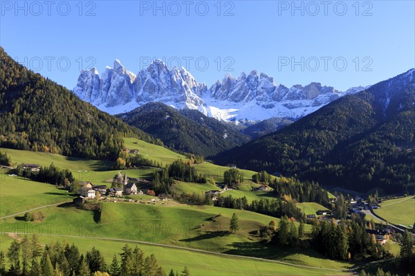 Idyllic Alpine landscape with snow-capped peaks, forests and meadows, Italy, Trentino-Alto Adige, Alto Adige, Bolzano province, Dolomites, Santa Magdalena, St. Maddalena, Funes Valley, Odle, Puez-Geisler Nature Park in autumn, Europe