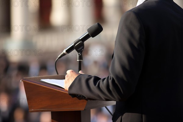 Man in suit holding speech. KI generiert, generiert, AI generated