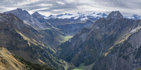 Mountain panorama from Laufbacher-Eckweg to Grosser Wilder, 2379m, into Oytal and to Hoefats, 2259m, Allgaeu Alps, Allgaeu, Bavaria, Germany, Europe