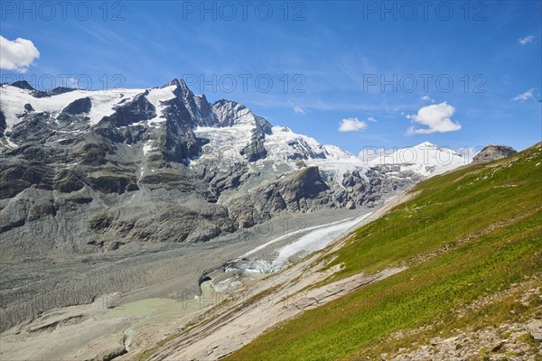 View from Franz Joseph Hoehe into the mountains (Grossglockner) with Pasterze on a sunny day at Hochalpenstrasse, Pinzgau, Salzburg, Austria, Europe