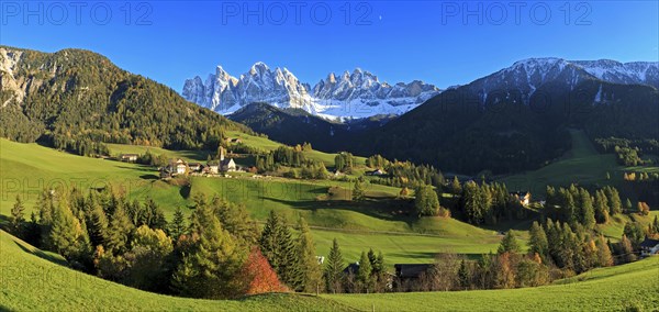 Wide panorama of an alpine landscape with meadows and scattered houses, Italy, Trentino-Alto Adige, Alto Adige, Bolzano province, Dolomites, Santa Magdalena, St. Maddalena, Funes Valley, Odle, Puez-Geisler Nature Park in autumn, Europe