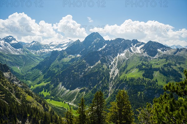 Panorama from the gliding path into the rear Oytal and to Hoefats, 2259m, Allgaeu Alps, Allgaeu, Bavaria, Germany, Europe