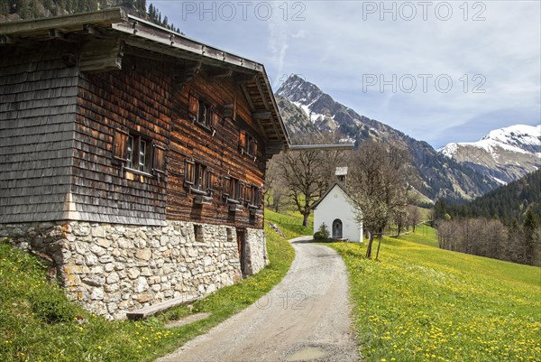 Old farmhouse in the historic mountain farming village of Gerstruben, Marienkapelle and Hoefats at the back, Dietersbachtal, near Oberstdorf, Allgaeu Alps, Oberallgaeu, Allgaeu, Bavaria, Germany, Europe