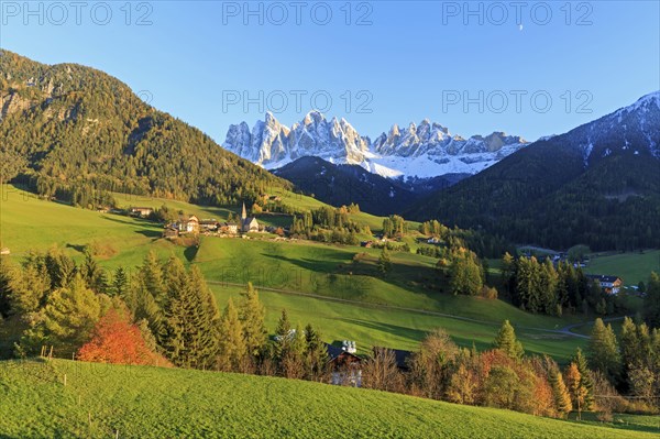 Idyllic landscape with village surrounded by meadows and a mountain panorama, Italy, Trentino-Alto Adige, Alto Adige, Bolzano province, Dolomites, Santa Magdalena, St. Maddalena, Funes Valley, Odle, Puez-Geisler Nature Park in autumn, Europe