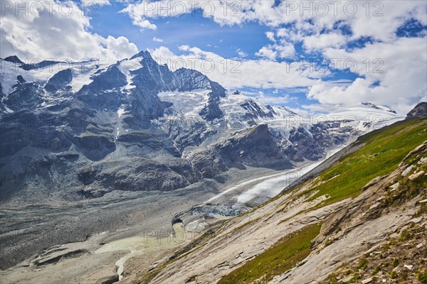 View from Franz Joseph Hoehe into the mountains (Grossglockner) with Pasterze on a sunny day at Hochalpenstrasse, Pinzgau, Salzburg, Austria, Europe