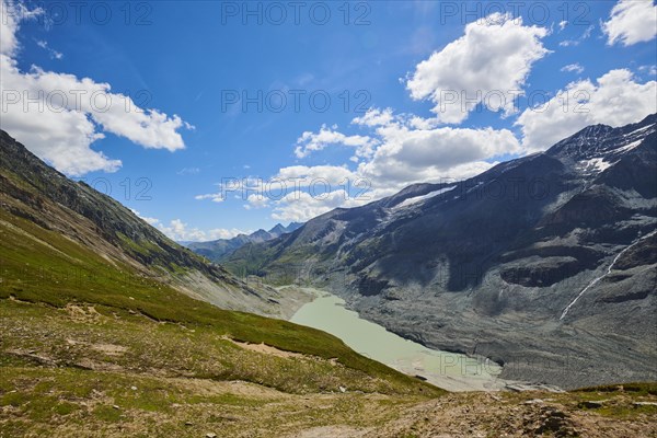 View from Wasserfallwinkelkeesee to Franz Joseph Hoehe into the mountains with Pasterze on a sunny day, Kaernten, Austria, Europe