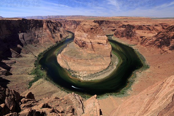 Sunlit view of Horseshoe Bend with striking river bend and red rock formations, Horseshoe Bend, North America, USA, South-West, Arizona, North America