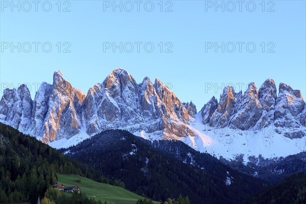 Mountain range in the evening light with snow peaks and deep blue sky, Italy, Trentino-Alto Adige, Alto Adige, Bolzano province, Dolomites, Santa Magdalena, St. Maddalena, Funes Valley, Odle, Puez-Geisler Nature Park in autumn, Europe