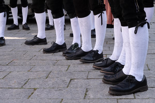 Opening of the Deggendorf Spring Festival 2024 on the upper town square, men in traditional traditional costume from the Deggendorf town band, Bavaria, Germany, Europe