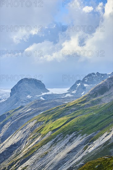 View from Franz Joseph Hoehe into the mountains (Grossglockner) with Pasterze at Hochalpenstrasse, Pinzgau, Salzburg, Austria, Europe