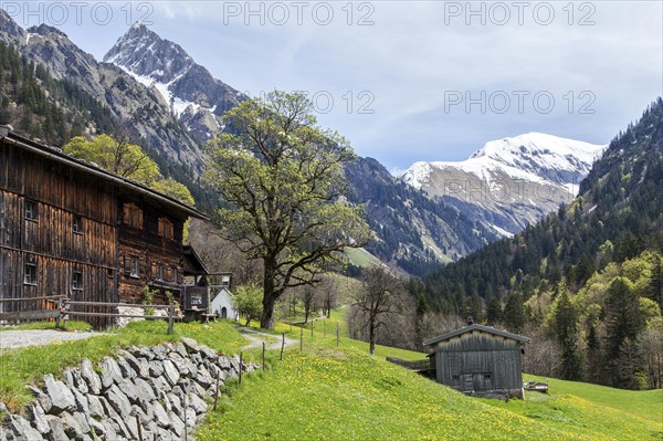 Old farmhouse in the historic mountain farming village of Gerstruben, Marienkapelle and Hoefats at the back, Dietersbachtal, near Oberstdorf, Allgaeu Alps, Oberallgaeu, Allgaeu, Bavaria, Germany, Europe