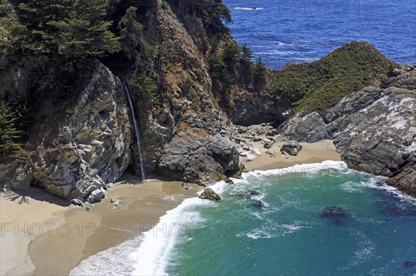 A powerful waterfall flows between rocky cliffs into the sea, Big Sur Pfeiffer, US 1, North America, USA, South-West, California, California, North America