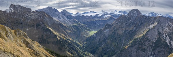 Mountain panorama from Laufbacher-Eckweg to Schneck, 2268m, Grosser Wilder, 2379m, into Oytal and to Hoefats, 2259m, Allgaeu Alps, Allgaeu, Bavaria, Germany, Europe