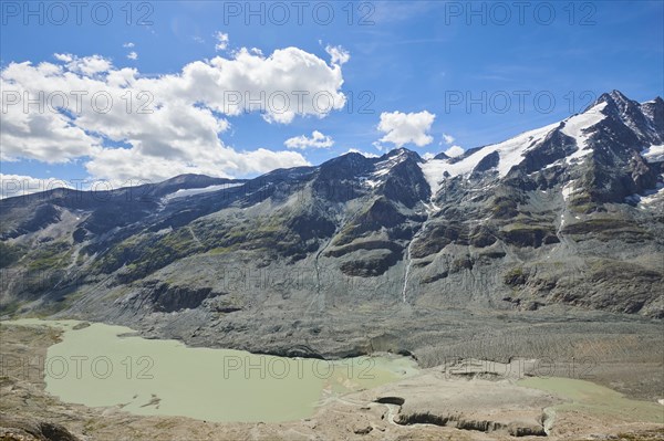 View from Franz Joseph Hoehe into the mountains (Grossglockner) with Pasterze on a sunny day at Hochalpenstrasse, Pinzgau, Salzburg, Austria, Europe