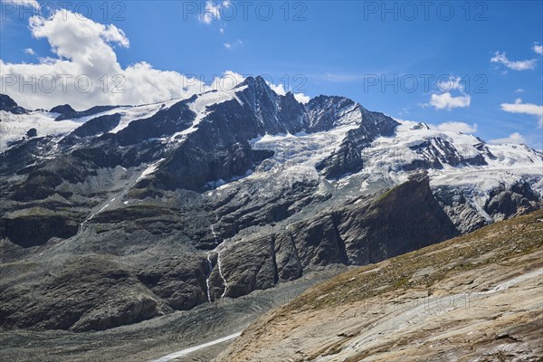 View from Wasserfallwinkelkeesee into the mountains (Grossglockner) with Pasterze on a sunny day, Kaernten, Austria, Europe