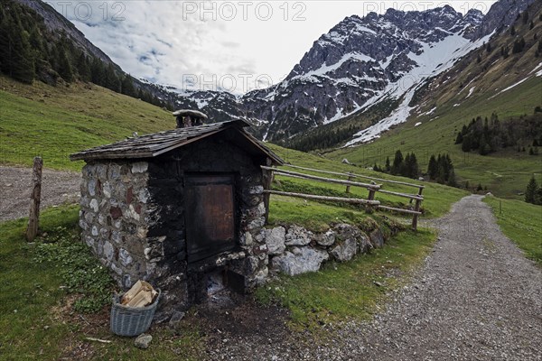 Smoking oven of the Naturalpe Gemstel-Schoenesnboden-Alpe, behind Widderstein, Gemsteltal, Mittelberg, Kleinwalsertal, Vorarlberg, Allgaeu Alps, Austria, Europe