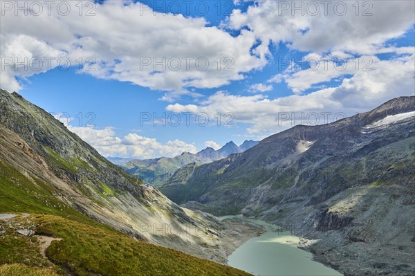 View from Wasserfallwinkelkeesee to Franz Joseph Hoehe into the mountains with Pasterze on a sunny day, Kaernten, Austria, Europe