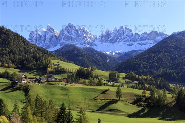 Sunny view of an alpine village with green meadows and mountain panorama, Italy, Trentino-Alto Adige, Alto Adige, Bolzano province, Dolomites, Santa Magdalena, St. Maddalena, Funes Valley, Odle, Puez-Geisler Nature Park in autumn, Europe