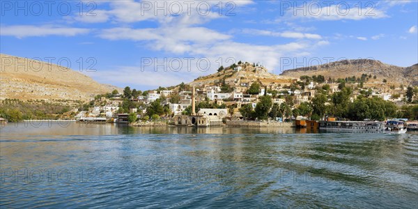 Partly submerged mosque of Eski Halfeti due to the construction of the Birecik dam on the Euphrates River, Old Halfeti, Turkey, Asia