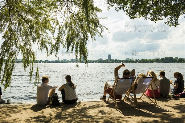 People sitting in the sun by the water, Summer, Outer Alster Lake, Hamburg, Northern Germany, Germany, Europe