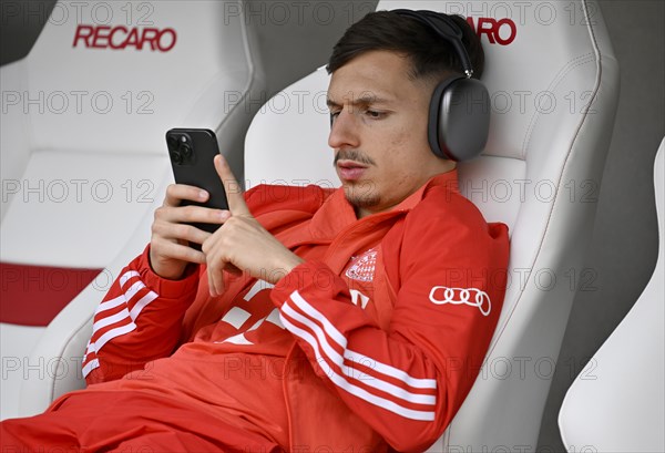 Bryan Zaragoza FC Bayern Muenchen FCB (17) Headphones, smartphone, mobile phone, Recaro, logo, bench, MHPArena, MHP Arena Stuttgart, Baden-Wuerttemberg, Germany, Europe