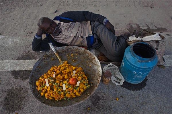 Man, lying on the ground, street vendor, street food, Allahabad, India, Asia