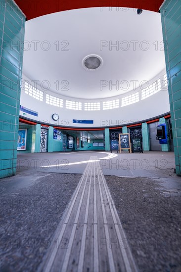 Wide and symmetrical entrance hall with central dome and clear lines, Berlin, Germany, Europe