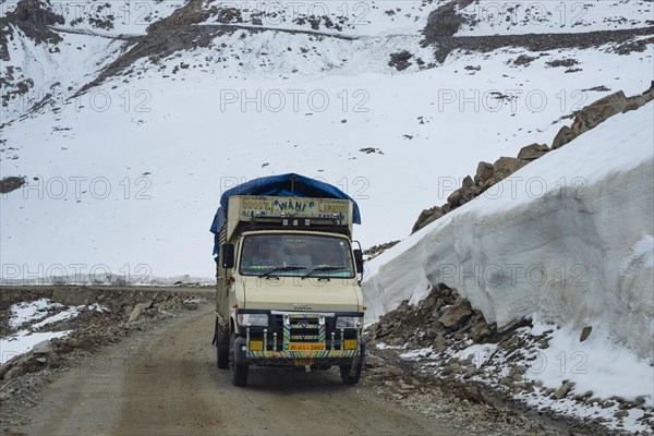 Lorry on the Khardong Pass, second highest motorable pass in the world, Ladakh, Indian Himalayas, Jammu and Kashmir, North India, India, Asia