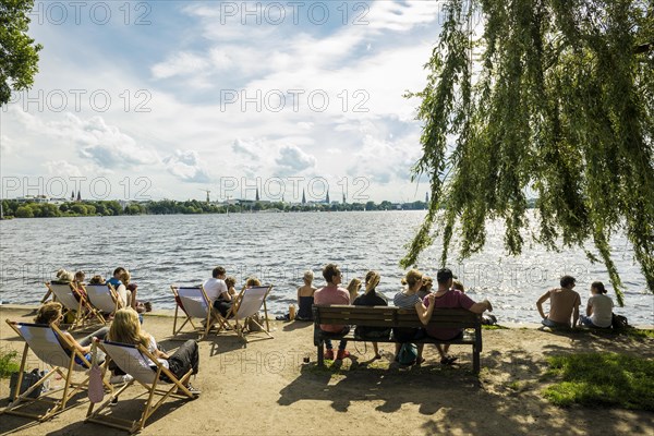 People sitting in the sun by the water, Summer, Outer Alster Lake, Hamburg, Northern Germany, Germany, Europe