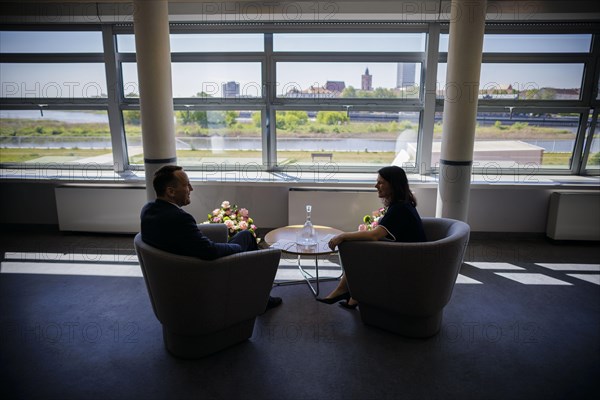 Annalena Baerbock (Alliance 90/The Greens), Federal Foreign Minister, talks to Rados Caw Sikorski, Foreign Minister of Poland, at the Collegium Polonicum in S Cubice. Baerbock visits Slubice on the occasion of the 'AeR20th anniversary of Poland's accession to the EU. S Cubice, 01.05.2024. Photographed on behalf of the Federal Foreign Office